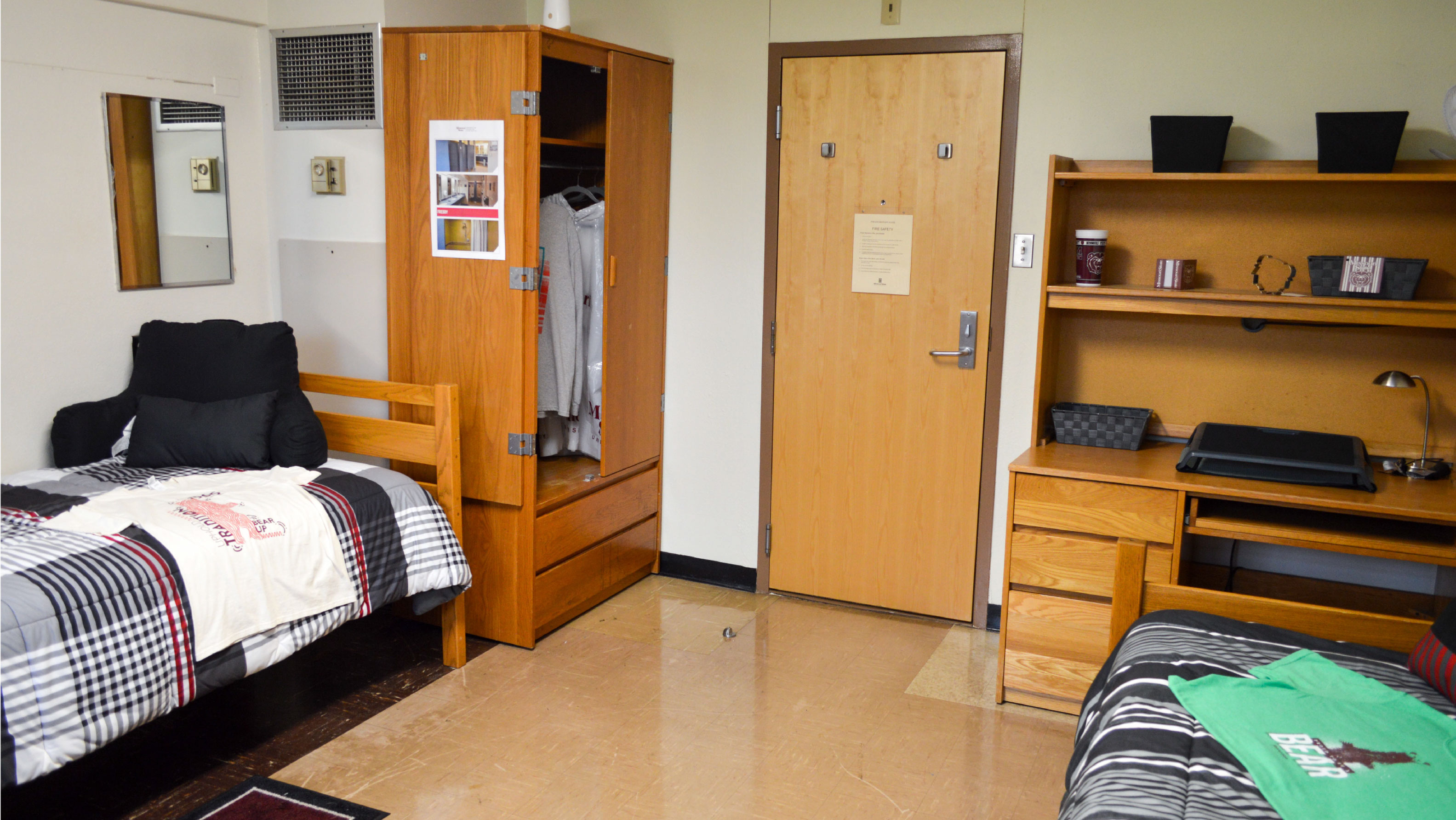 Freddy bedroom wardrobe and desk