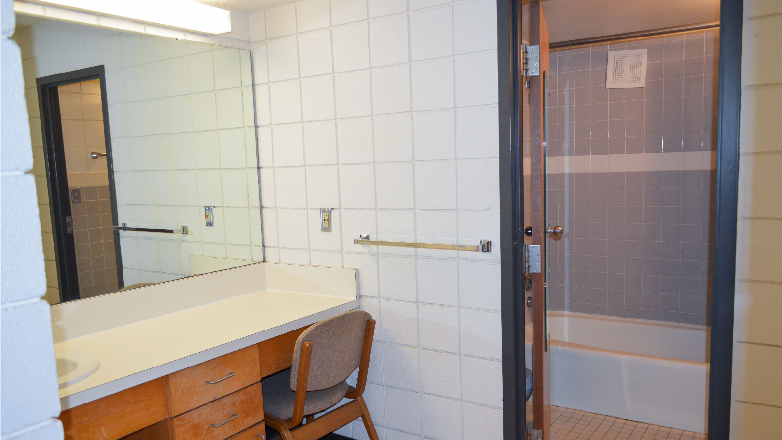 Hammons 4-person suite vanity sink with large mirror and doorway to bathroom