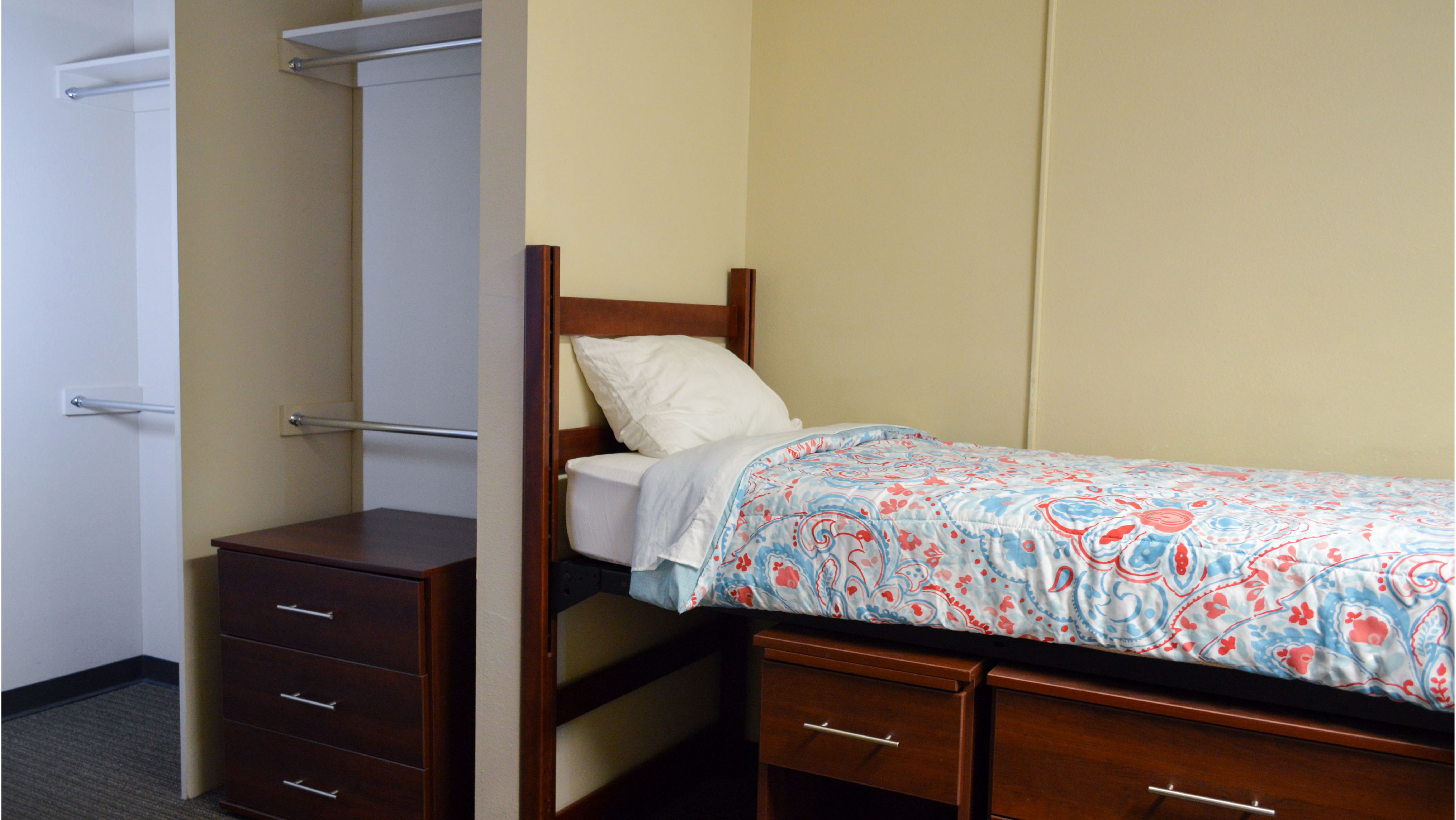 Bed and closet with set of drawers