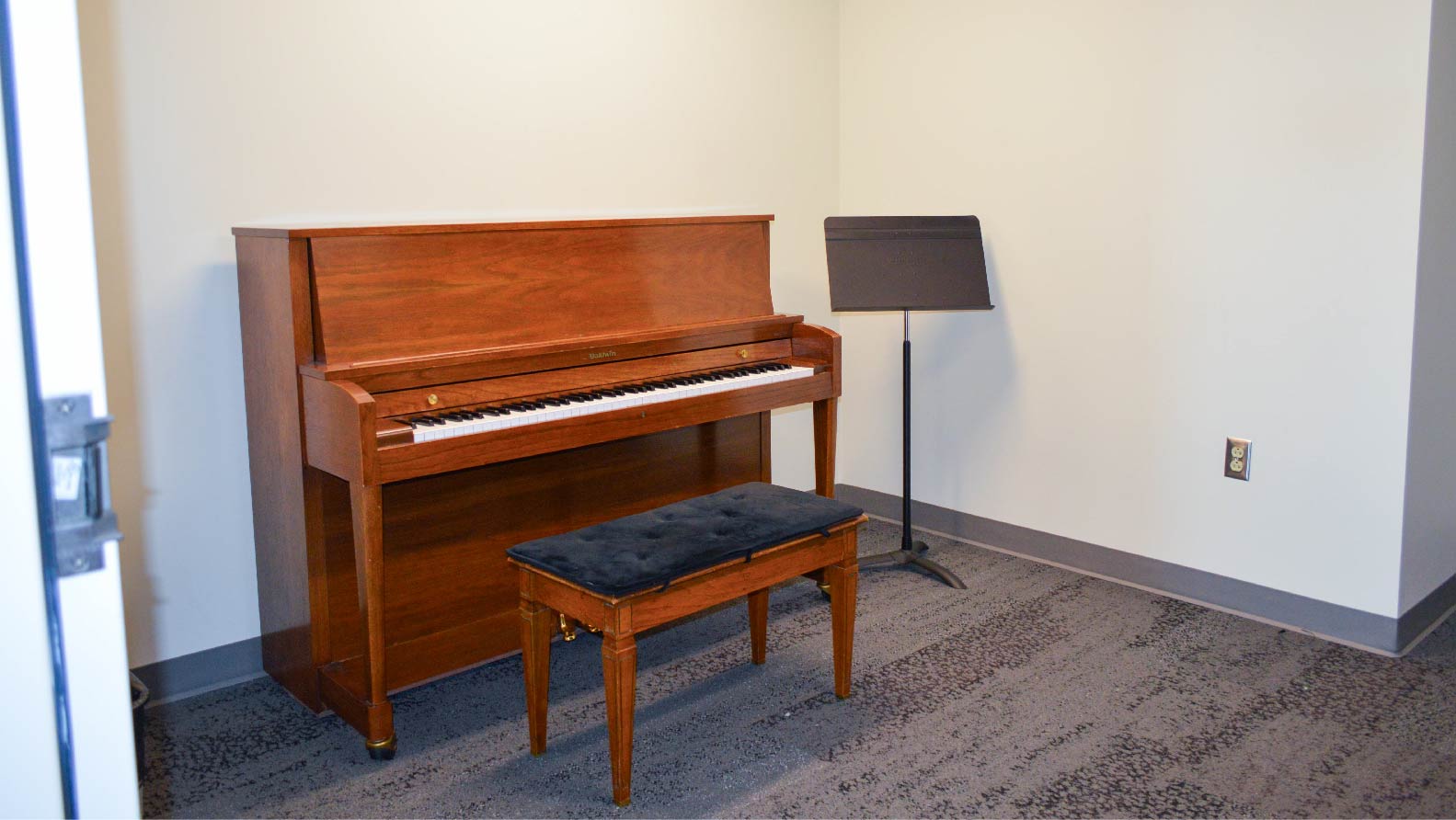 piano and seat